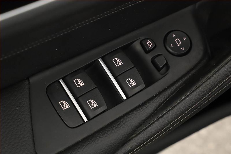 BMW Řada 5 (2017) 530d xDrive, 4X4, Automat - fotka 20 z 21