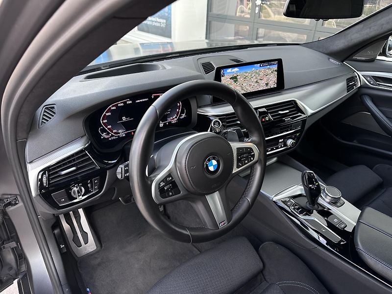 BMW Řada 5 M550i xDrive - fotka 6 z 26