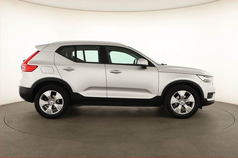 Volvo XC40 (2018) Momentum T3 - fotka 6 z 17