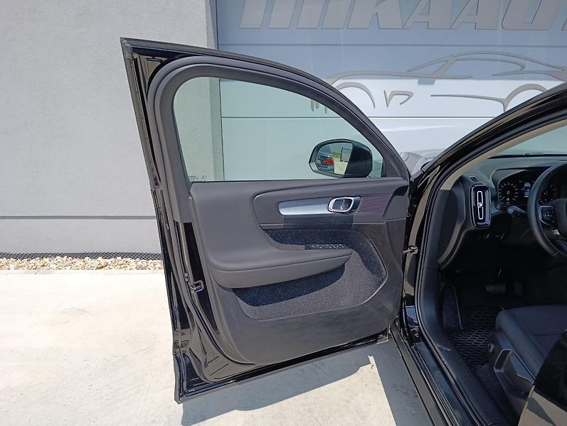 Volvo XC40 2.0 B4 AWD 145kW - fotka 25 z 33