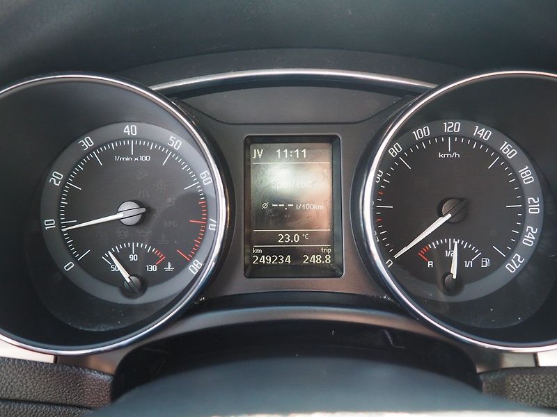 Škoda Superb (2011) 1.8 TSI, 118 kW - fotka 27 z 35