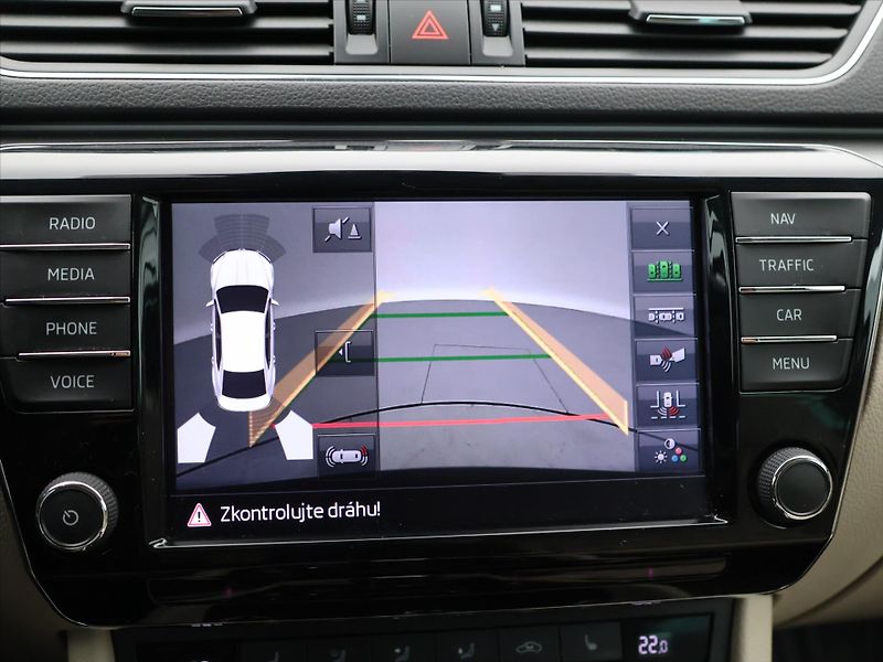 Škoda Superb 2,0 TSI 162kW DSG CZ Style - fotka 25 z 36