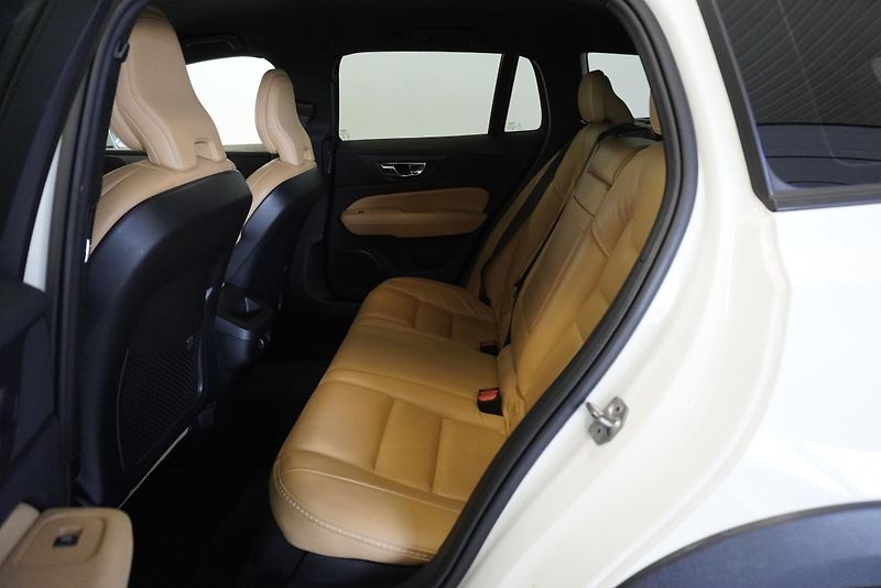 Volvo V60 (2019) CROSS COUNTRY 2,0 D4 AWD AUT. - fotka 29 z 33