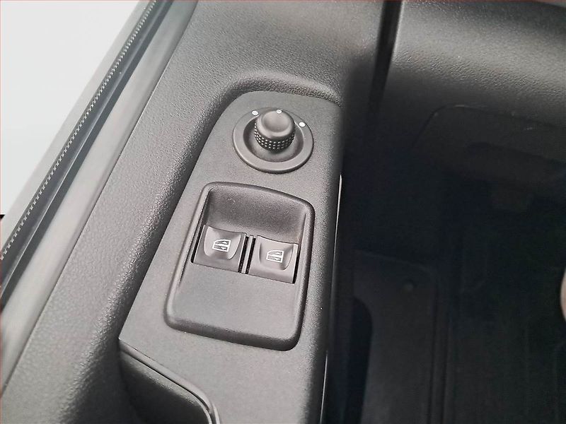 Renault Trafic (2018) 1.6 dCi, Bus, 8Míst, ČR - fotka 16 z 16