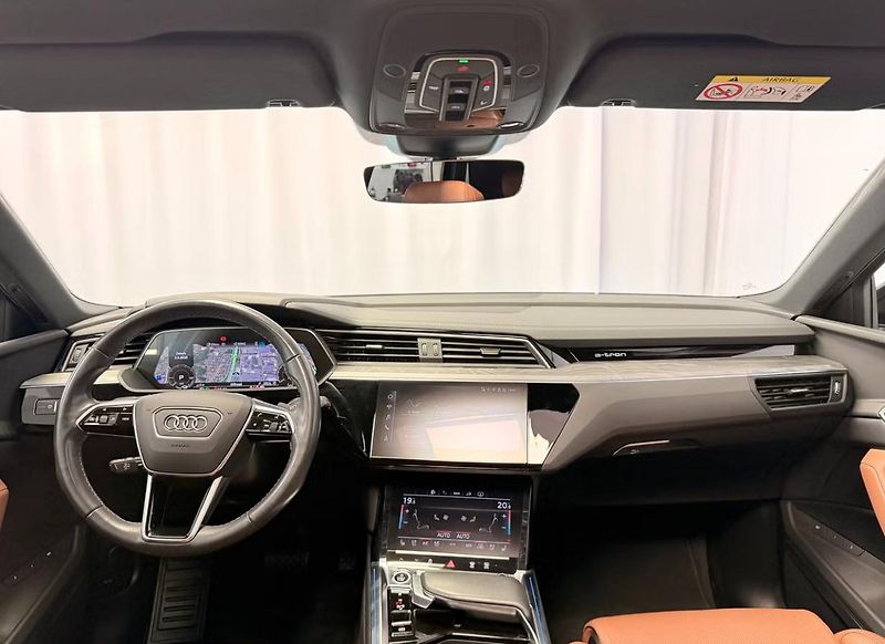 Audi Q8 e-tron 55 Q 360kam Kůže 4 zóny Pano - fotka 12 z 16