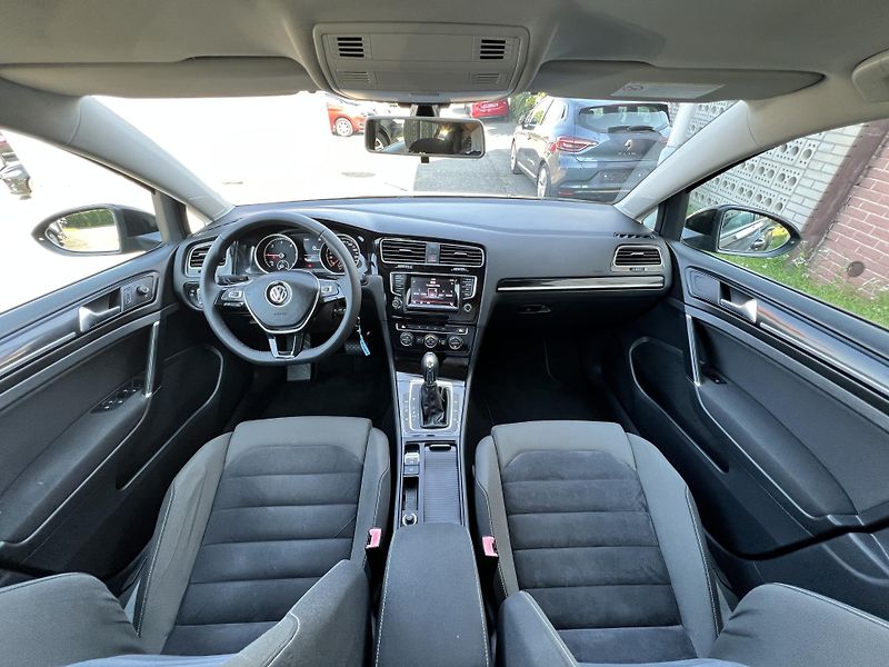 Volkswagen Golf Highline 1.6TDi 77kw DSG ALU - fotka 22 z 48