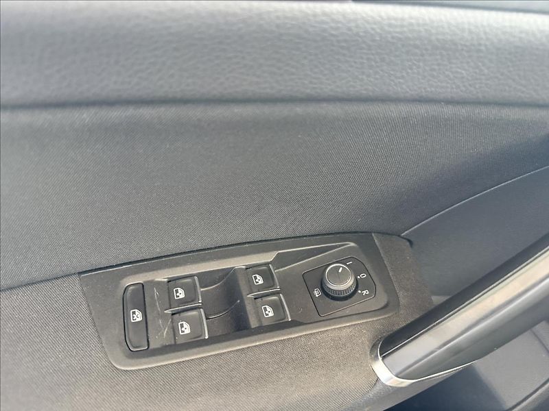 Volkswagen Touran 2,0   TDI 110kW,1.MAJ,7MÍST,TA - fotka 10 z 28