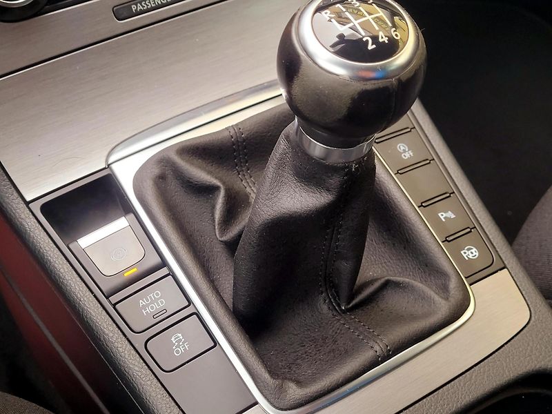 Volkswagen Passat *SERV.KNÍŽKA,AUT.PARKOVÁNÍ   - fotka 36 z 47