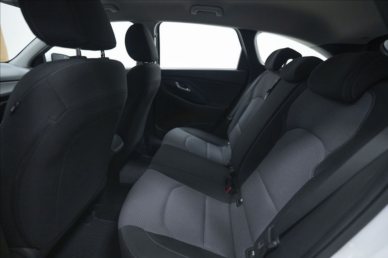 Hyundai i30 1,5 CVVT KAMERA 1. MAJITEL ČR - fotka 14 z 31