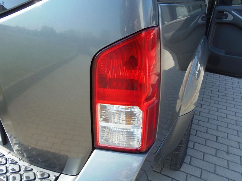 Nissan Pathfinder (2006) 2.5 DCi 4x4 manuál redukce  - fotka 20 z 23