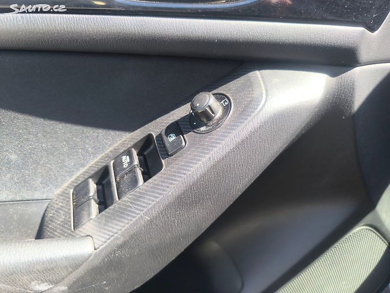 Mazda 3 20i,KRÁSNÁ,100KM,SERVISKA,1MAJ - fotka 21 z 27