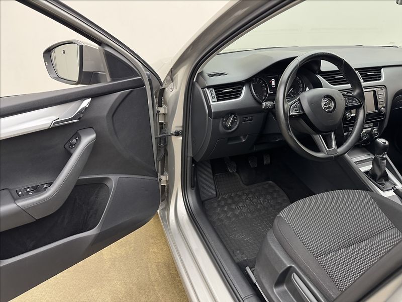 Škoda Octavia 1,6 TDi 6ST. MAN. NAVI SENZORY - fotka 25 z 33