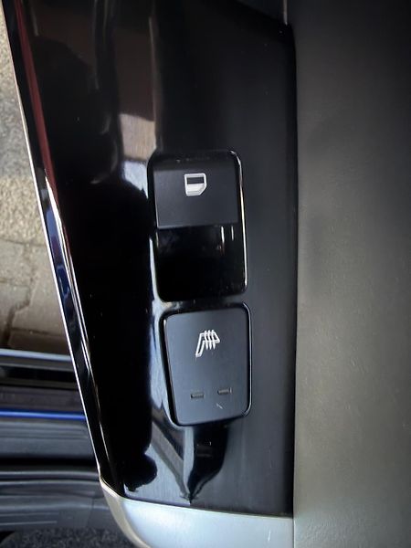 Kia EV6 (2023) PREMIUM-PLUS-AWD-SOH 96%-TOP - fotka 28 z 32
