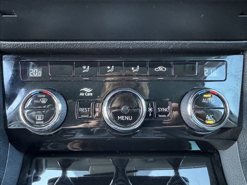 Škoda Superb 2,0 TDI 140kW ACC - fotka 35 z 50