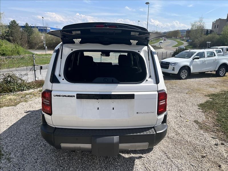Toyota Land Cruiser 2,4 iFORCE MAX HEV Premium - fotka 9 z 37