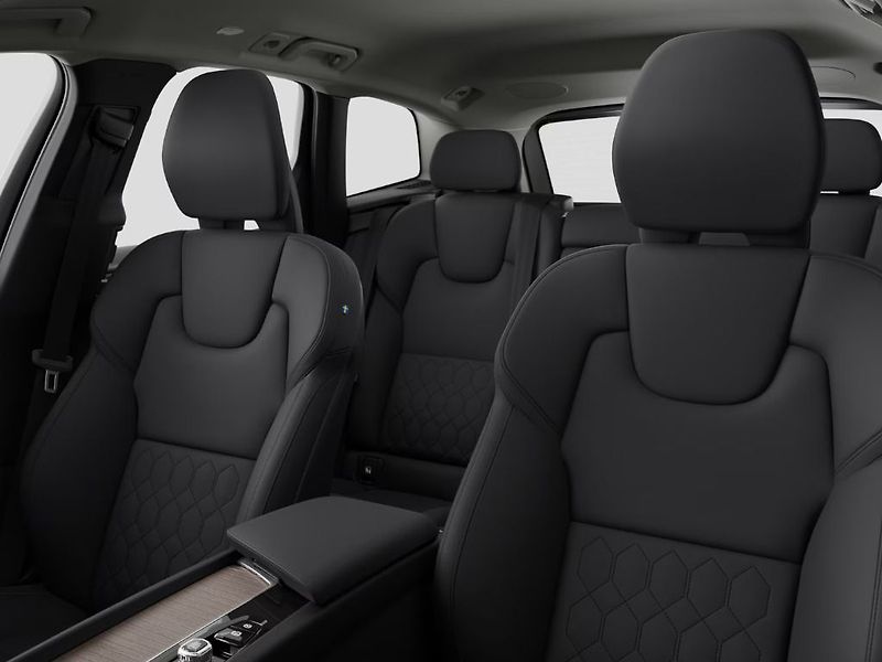 Volvo XC60 PLUS BRIGHT B5 AWD 184kW - fotka 7 z 11