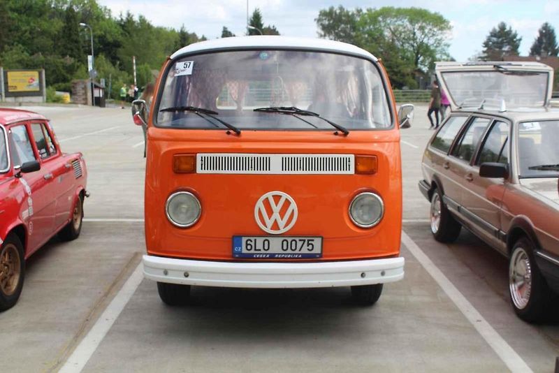 Na Centrální parkoviště P1 ve Skiareálu Ještěd se sjelo přes sedm desítek účastníků.