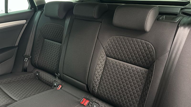 Škoda Superb 2.0 TDI Ambition Combi - fotka 16 z 24