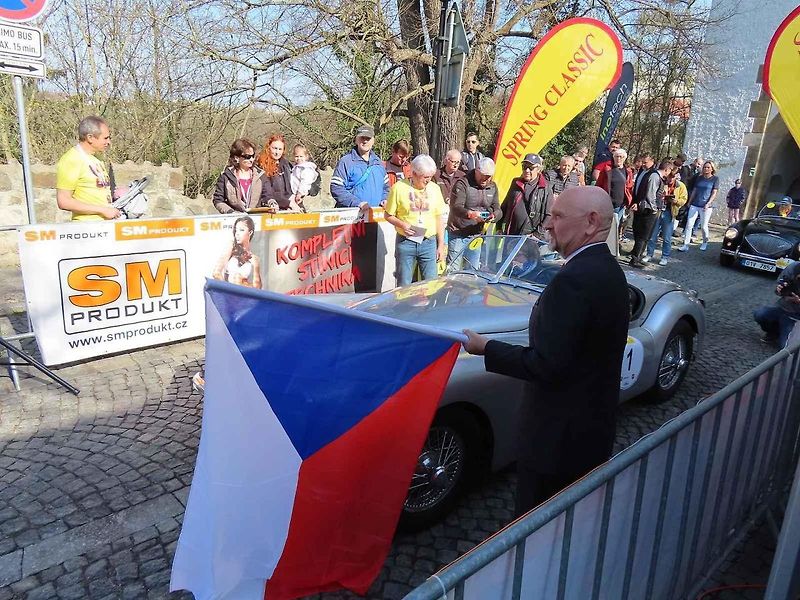 Michal a Jonáš Pavlíčkovi na startu. Rallye Spring Classic startovalo v sobotu 12. dubna dopoledne z jihočeského Tábora. Na trasu 231 kilometrů vyrazilo 100 posádek.