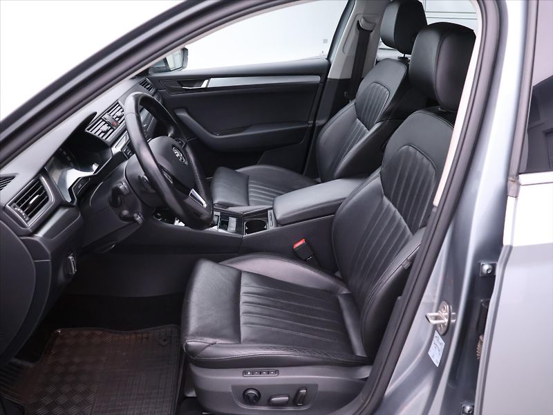Škoda Superb 2,0 TDI 140kW DSG Style Plus - fotka 12 z 39