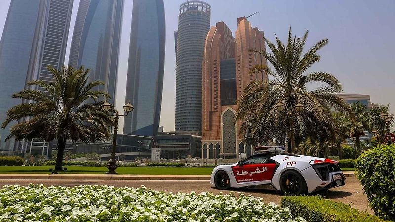 První ze sedmi vyrobených automobilů Lykan HyperSport slouží u policejních složek v Abú Dhabí