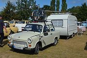 Tradiční obrázek z někdejšího socialistického Československa. Východoněmecký Trabant 601 s karavanem s turisty ze sousední NDR.