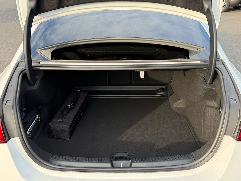Mercedes-Benz Třídy E E 220 d 4MATIC - fotka 12 z 35