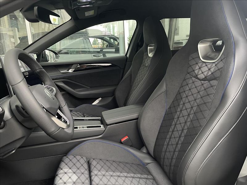 Volkswagen Passat (2025) 1,5 TSI 200 kW eHybrid  R-Line - fotka 12 z 16