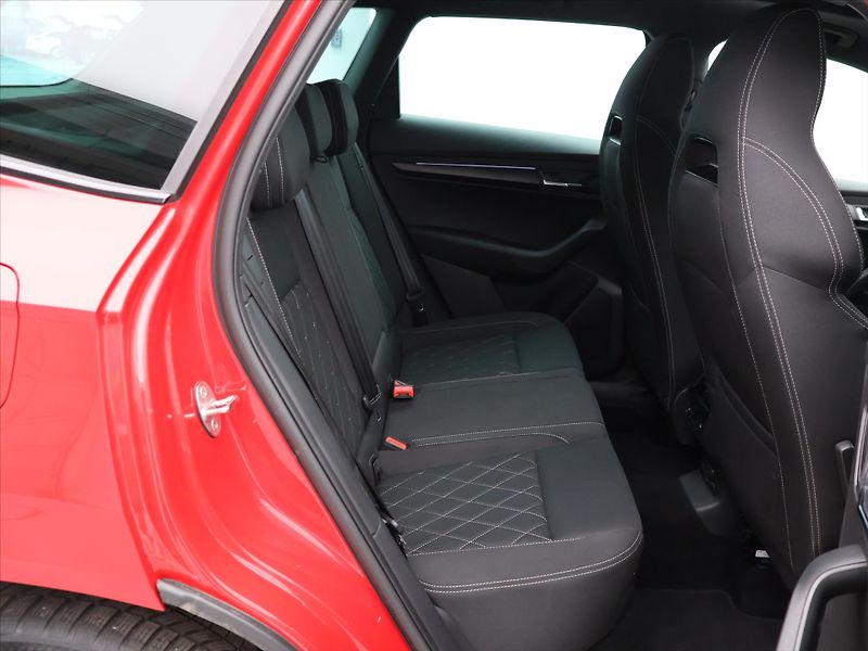 Škoda Karoq 2,0 TSI 140kW DSG CZ Sportline - fotka 14 z 33