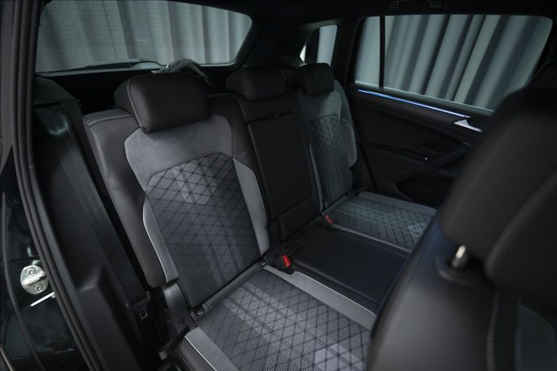 Volkswagen Tiguan 1,4 TSI DSG eHYBRID R-LINE ČR - fotka 12 z 46