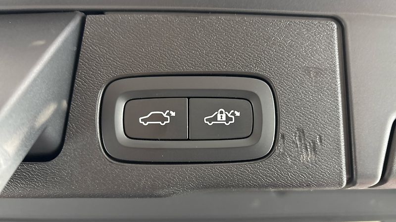 Volvo XC60 2.0 B4 AUT AWD Momentum Pro - fotka 20 z 28