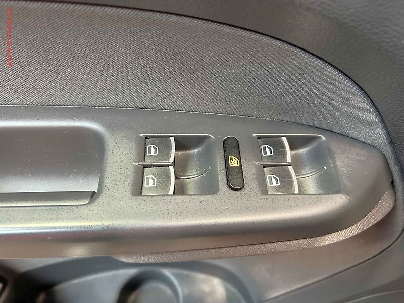 Volkswagen Touran (2011) 1.6 TDi, 2.maj, DSG, navi - fotka 12 z 16