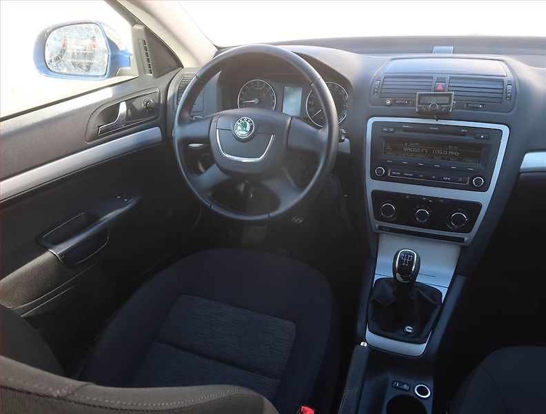 Škoda Octavia (2011) Ambiente 1.6 TDI, nová STK - fotka 7 z 16