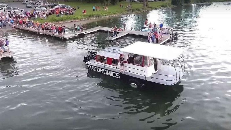 Obojživelný hausbót se na vodě i silnici pohybuje velice stabilně.