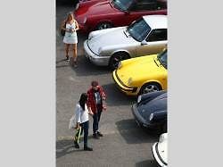 PORSCHE MNOHA PODOB A BAREV. Automobily Porsche přilákaly na výstaviště stovky lidí, kteří obdivovali jejich rozmanitost a nádheru. Pro mnohé z nich je tahle značka srdeční záležitostí.