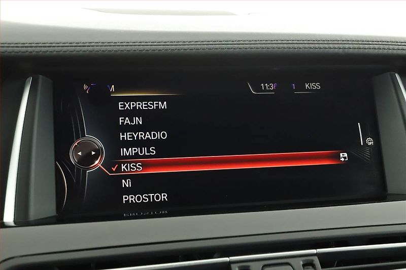 BMW Řada 5 (2015) Individual 530d xDrive, 4X4 - fotka 9 z 21