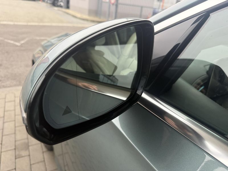 Mercedes-Benz Třídy E (2024) 300e sedan 4MATIC - fotka 13 z 40