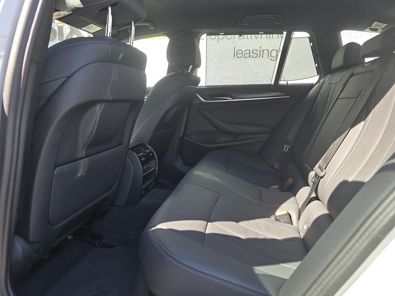 BMW Řada 5 530d xDrive Touring (210 kW) 4 - fotka 10 z 11
