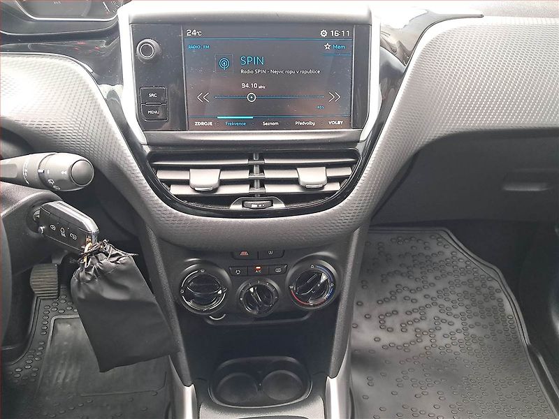 Peugeot 2008 (2019) 1.2 PureTech, Serv.kniha - fotka 12 z 17