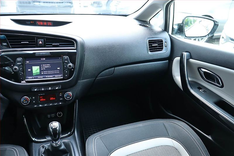 Kia Ceed (2017) Silver 1.6 GDI, Navi, Tempomat - fotka 8 z 23