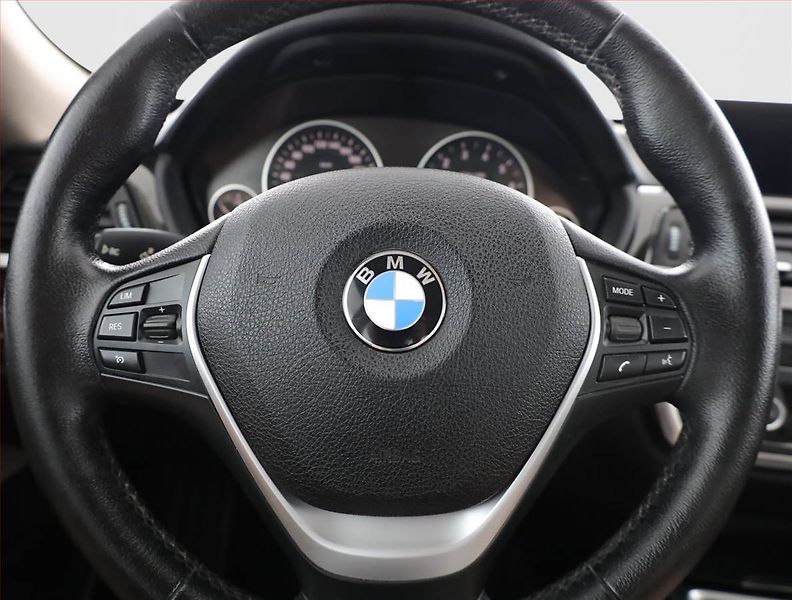 BMW Řada 3 (2015) Luxury Line 320i xDrive GT - fotka 8 z 20