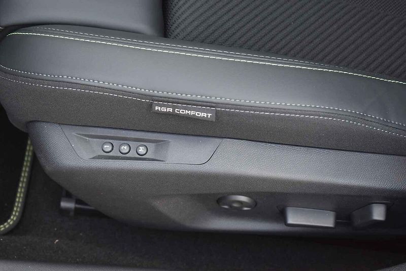 Peugeot 408 je praktický rodinný i reprezentativní podnikatelský vůz.