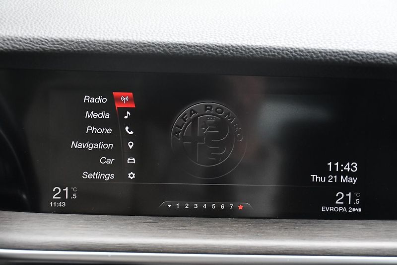 Alfa Romeo Stelvio 2.0 206kW Q4 VELOCE - fotka 28 z 35