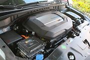Palivový článek, elektromotor i řídící elektronika jsou pod přední kapotou