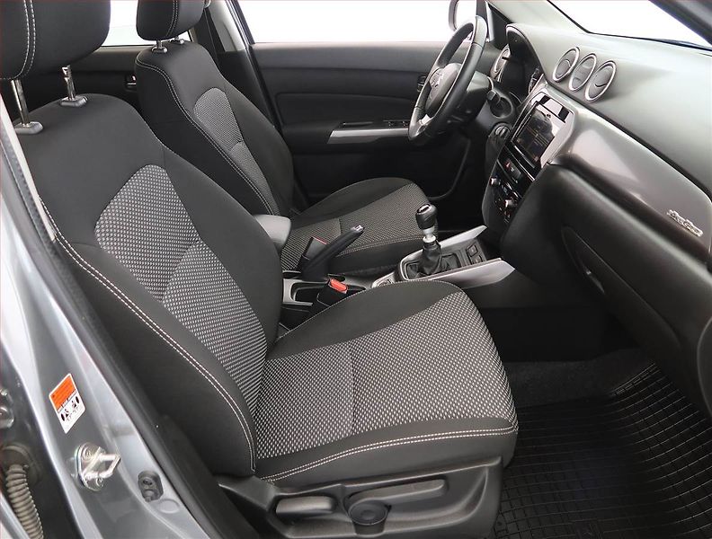 Suzuki Vitara (2019) Premium 1.4 BoosterJet, 4X4 - fotka 9 z 21