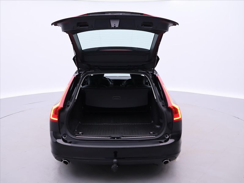 Volvo V90 2,0 D4 140kW Aut. AWD Momentum - fotka 9 z 30