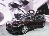 Volvo V90.