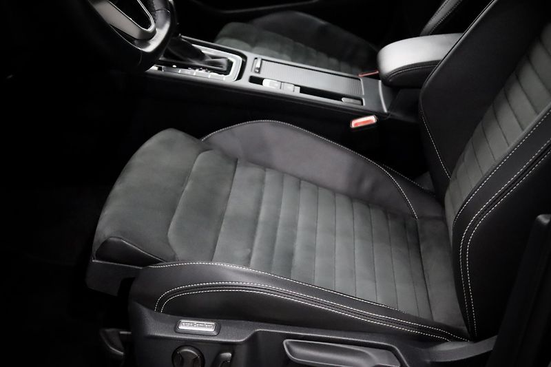 Volkswagen Passat 2.0 TSI 140 kW DSG Elegance - fotka 16 z 47