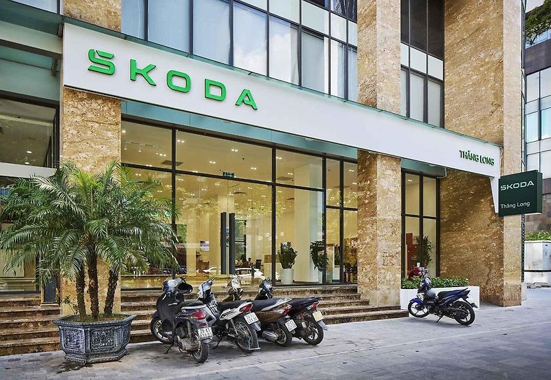 Oltářík s bůžkem uvnitř vietnamského autosalonu Škoda.