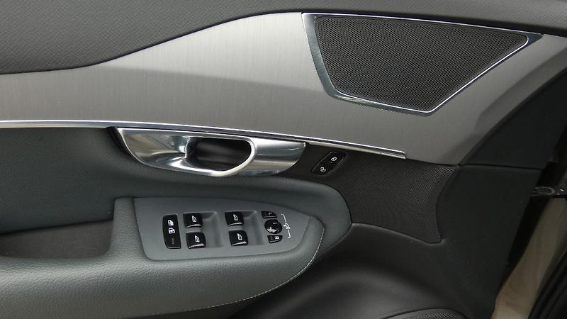 Volvo XC90 B5 AWD Momentum PRO 7 míst - fotka 9 z 27